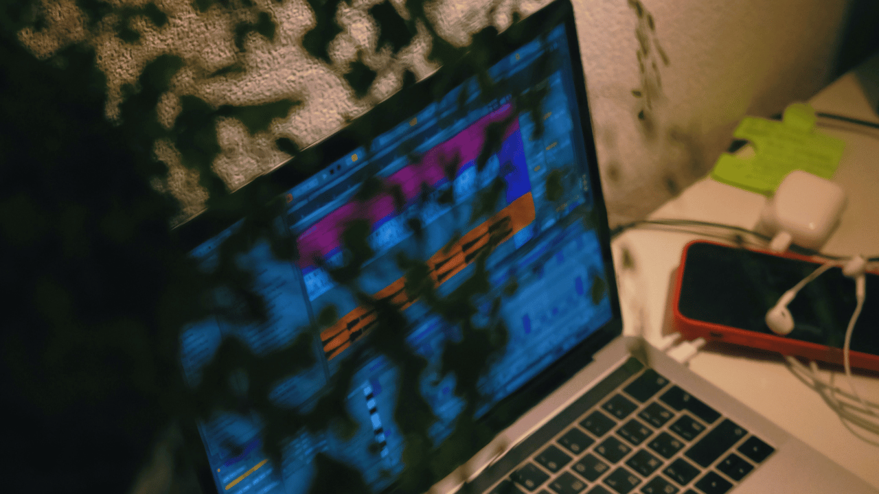 A producer uses Ableton Live Lite after getting it for free with a MIDI keyboard